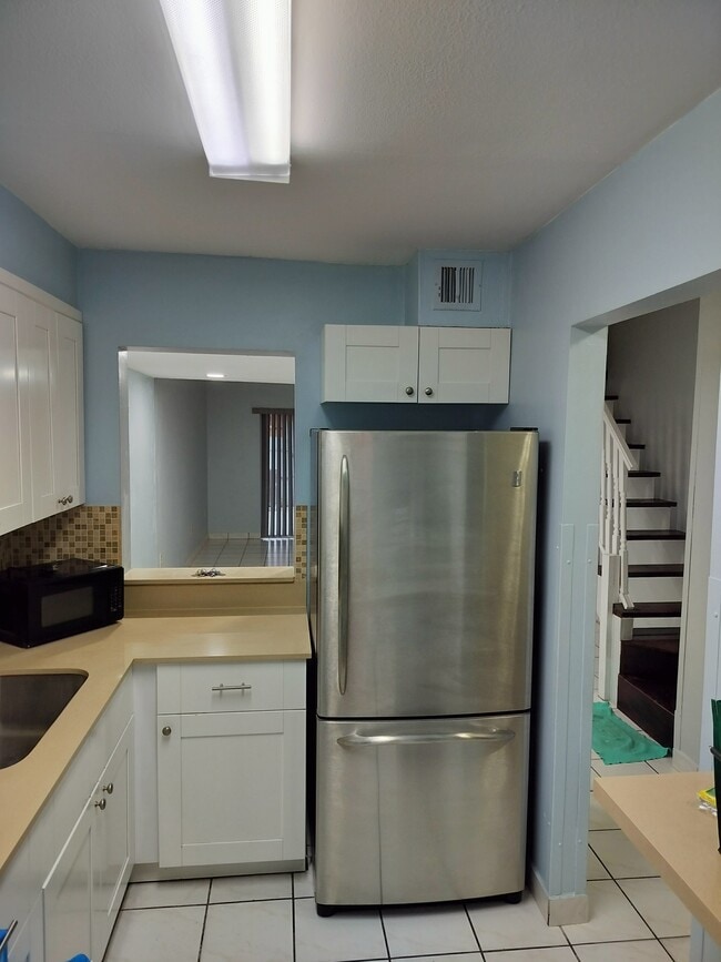 Stone kitchen - 1703 W 56th Ter