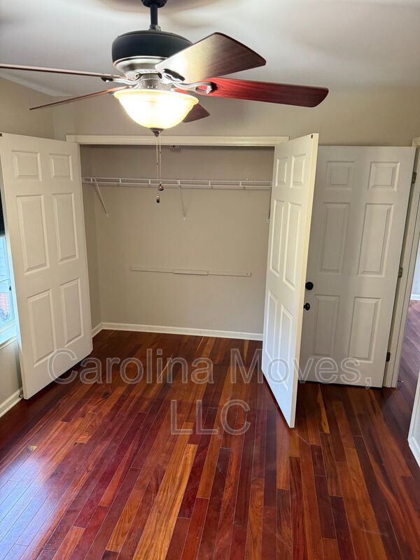 Foto del edificio - 323 Thornbush Ct