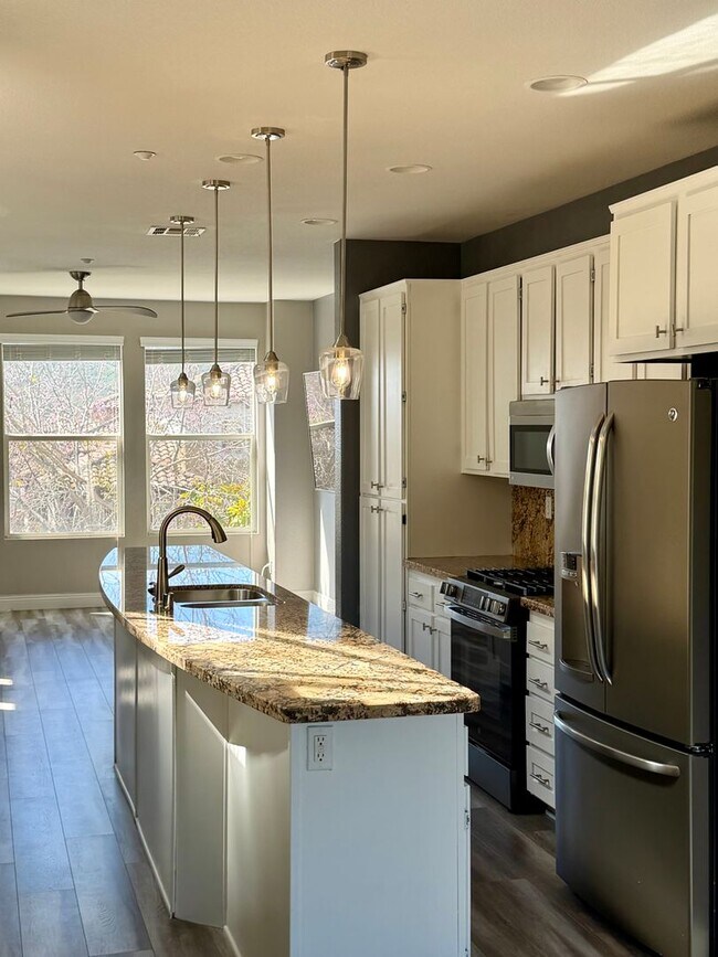 Building Photo - Luxury 2 Bedroom plus Den/Office in the heart of San Elijo Hills