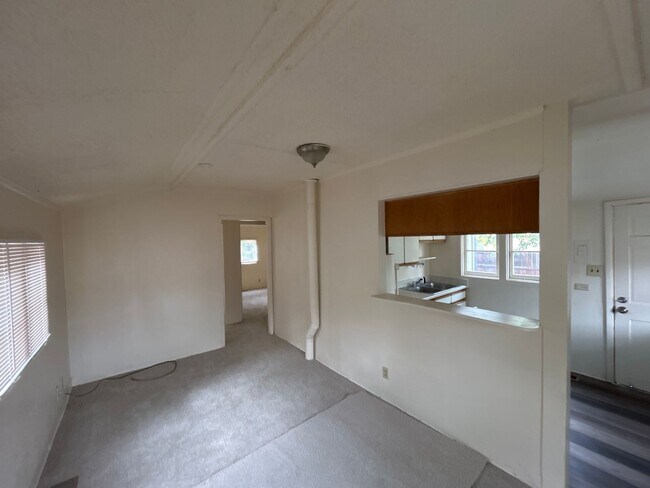 Foto del edificio - Three Bedroom, One Bathroom House with Fenced Yard