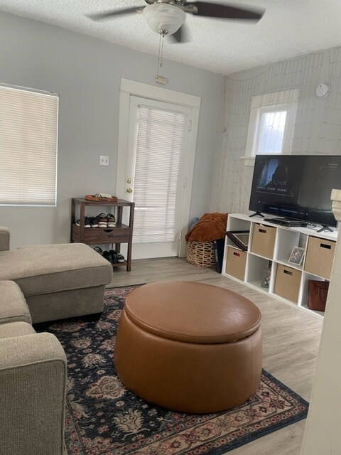 Building Photo - 417 E 7th St