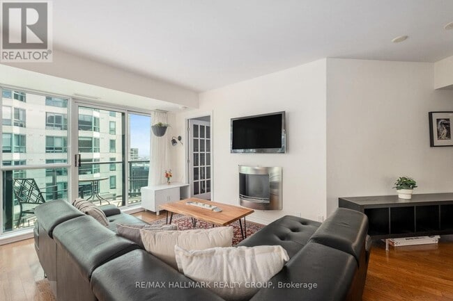 Building Photo - 445-445 Laurier Ave W