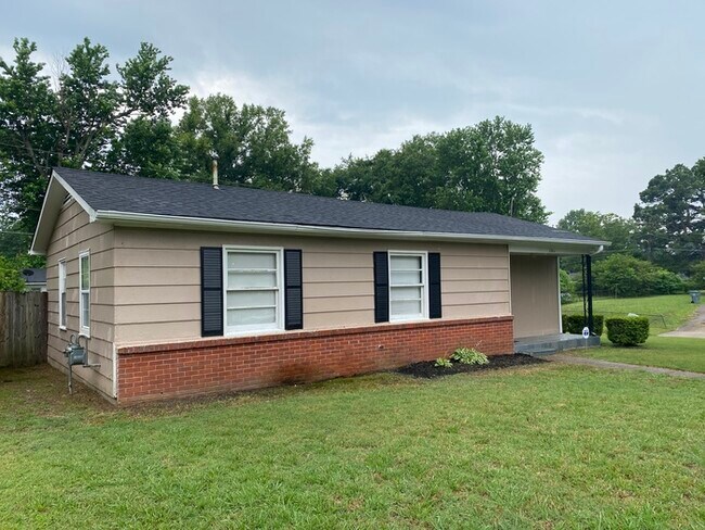 Building Photo - 1383 Abernathy - Available Now!