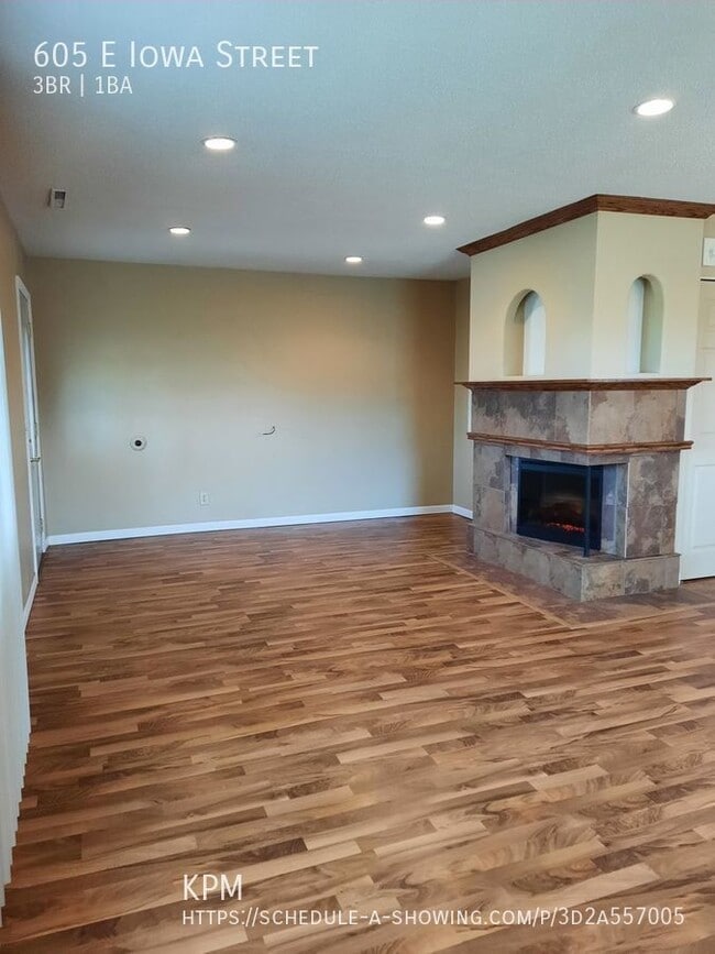 Building Photo - * PENDING APPLICATION * 3 BED | 1 BATH | S...