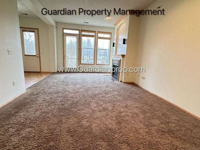 Foto del edificio - St Louis Park Town Home, Updated Kitchen, 2 Car Heated Garage, Walk Out Patio, Fireplace, W/D.