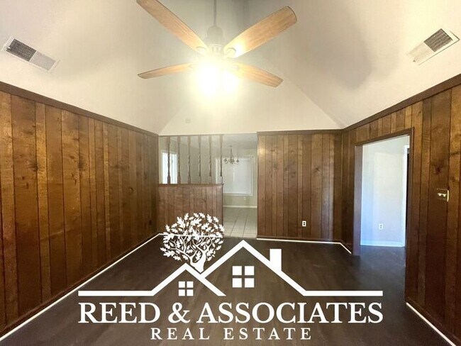 Building Photo - Spacious Home with Screened in Patio!