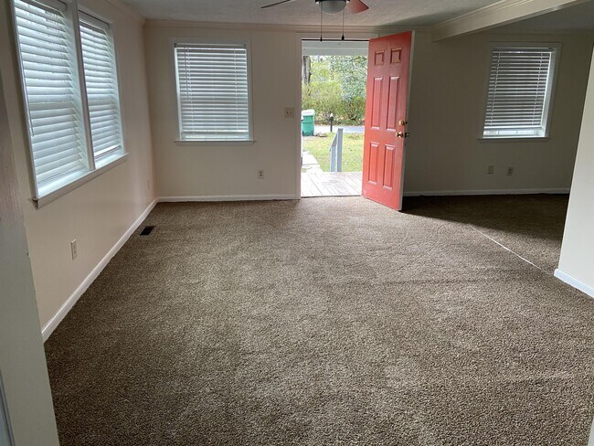 Foto del edificio - 2738 Dogwood Cir