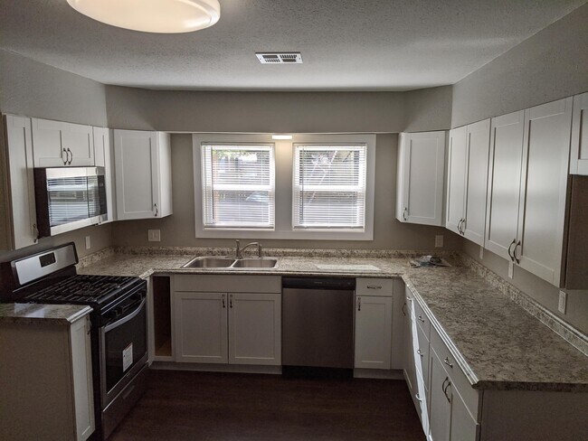 Building Photo - 423 E Cherry St