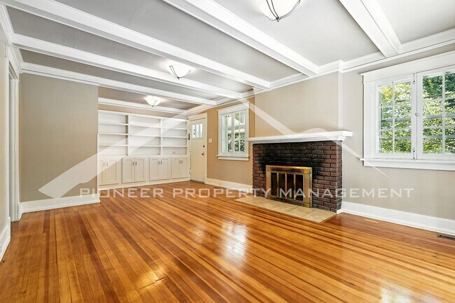 Building Photo - Charming Home with Washer/Dryer and Centra...