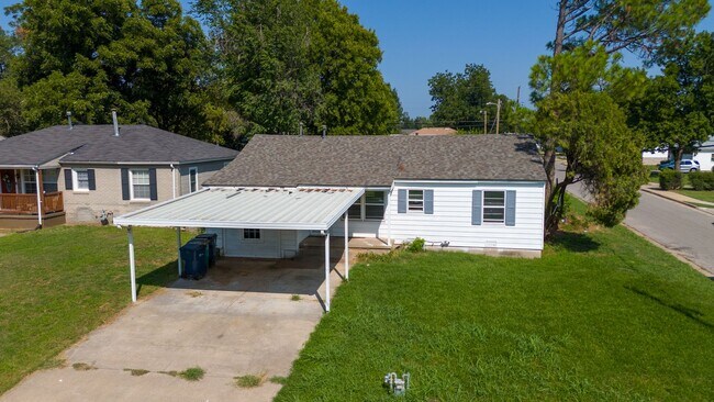 Building Photo - Charming 4-Bedroom Home with Modern Update...