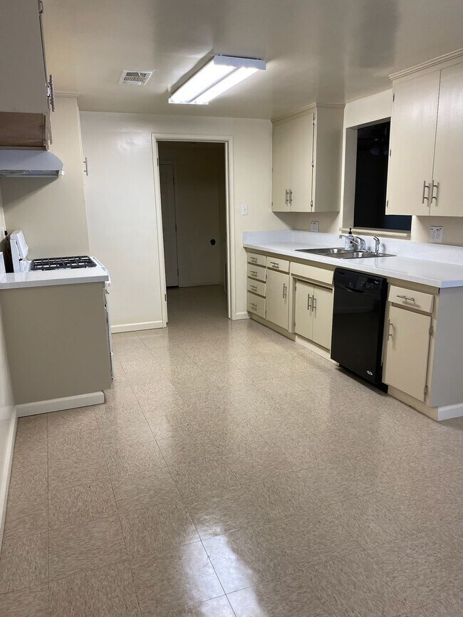 Foto del edificio - 3301 Dwight St