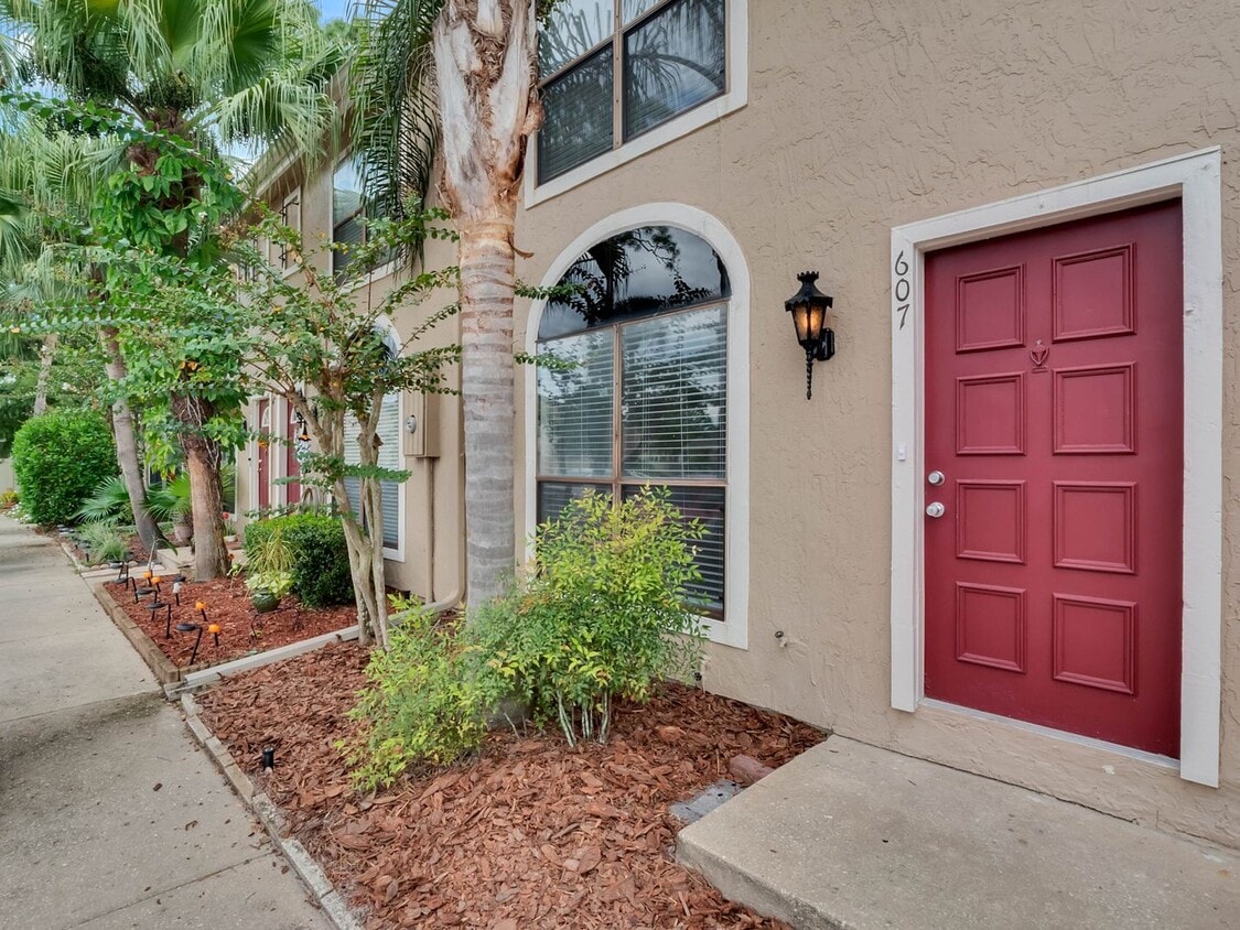 Primary Photo - Newly Renovated 2/2.5 Townhome in Winter S...