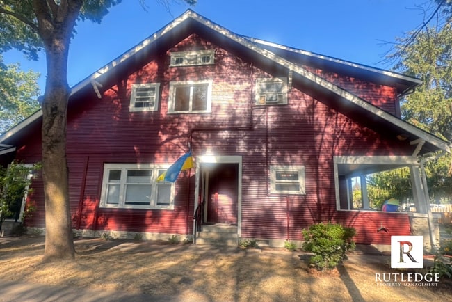 Building Photo - East Medford Victorian Upstairs Apartment