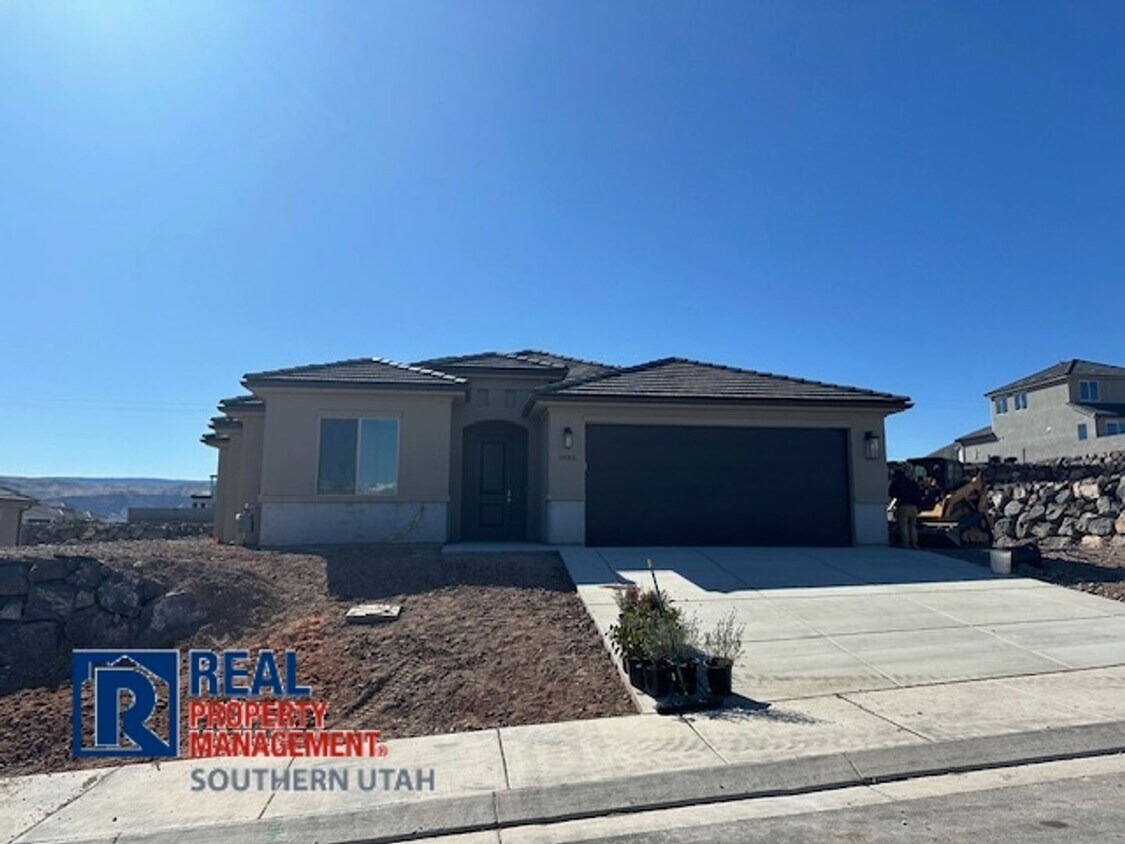 Primary Photo - Large Home in Firerock