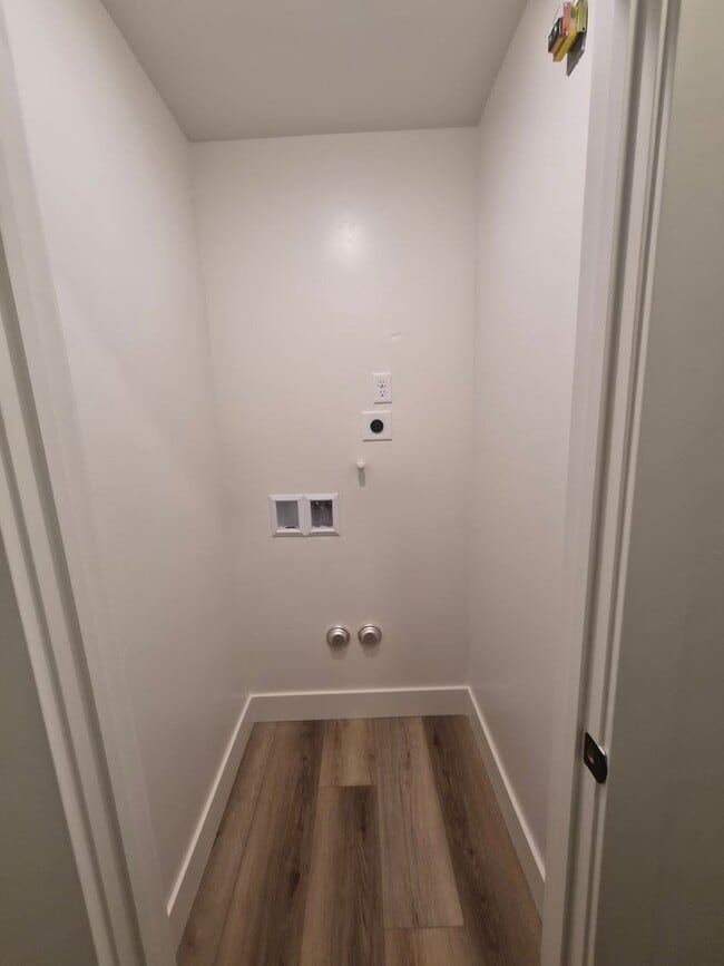 Building Photo - Beautifully Renovated 3 bedroom 2 Bath House
