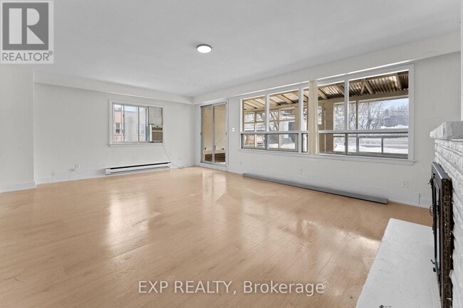 Photo du bâtiment - 1558 Queen St E