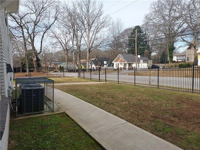 Building Photo - 1818 Vesta Ave