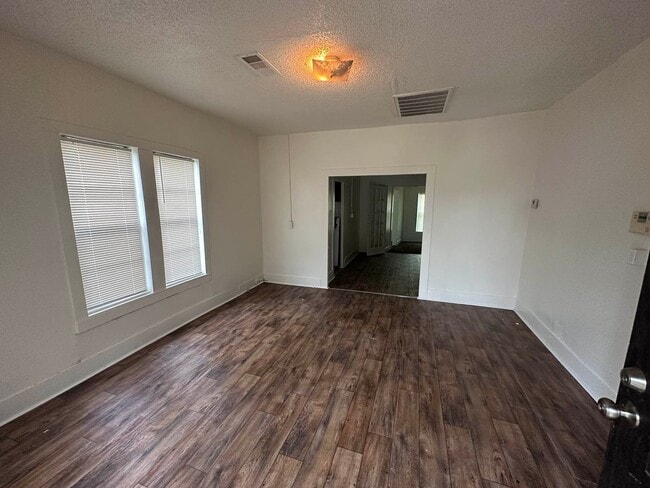 Building Photo - 3 bed 1 bath single family home