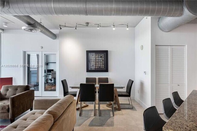 Foto del edificio - 700 NE 25th St