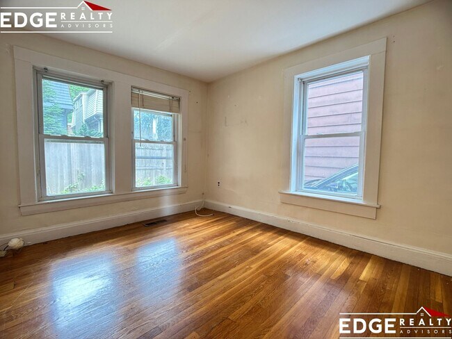 Building Photo - Bright and Sunny 2 bed 1 bath in Cambridge