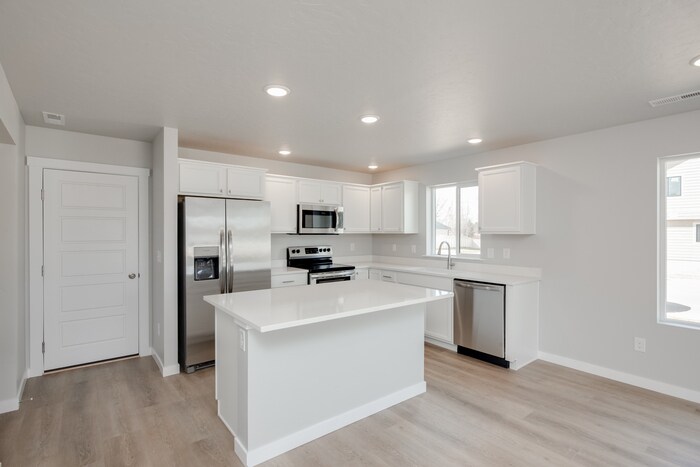Foto principal - Brand New Townhome!