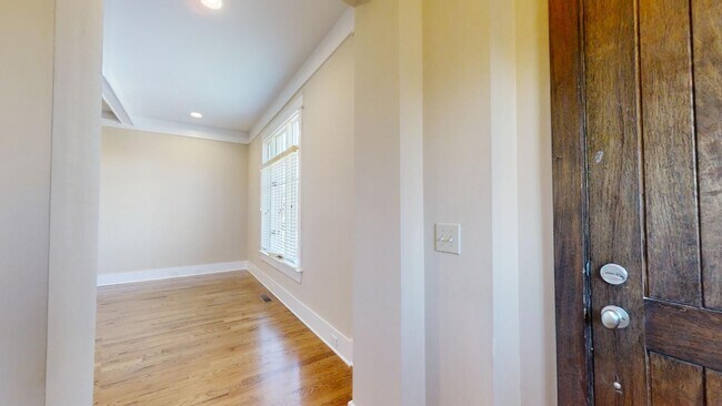 Building Photo - Three Story Townhome Rosemary Gate
