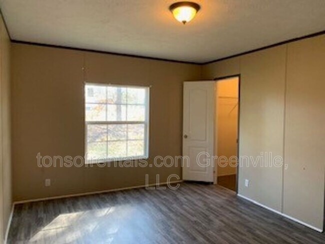 Foto del edificio - 717 Broadway School Rd