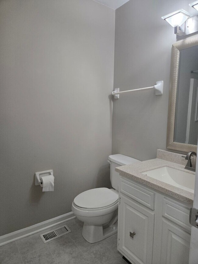Foto del edificio - Spacious Townhome with Fully Fenced Privat...