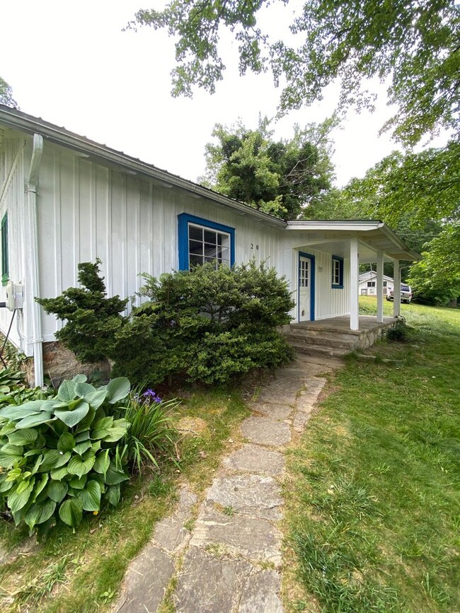 Building Photo - Fairview - Charming One Bedroom Cottage at...