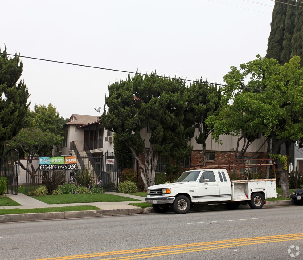 Primary Photo - 8355 Lindley Ave