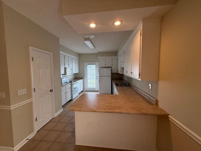 Foto del edificio - 234 Wakefield- Available NOW
