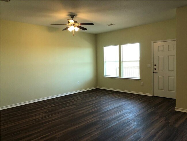 Foto del edificio - 15933 Palmira Ave