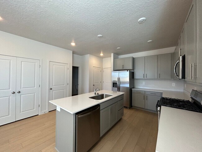 Foto del edificio - 4 Bedroom 2.5 Bathroom Townhome in Lehi!