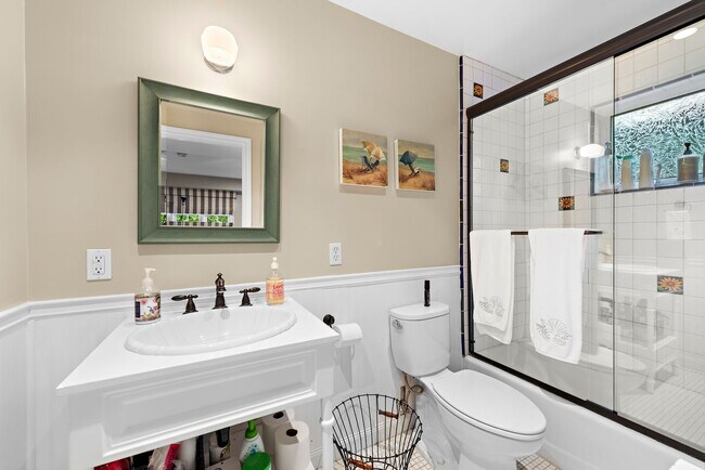 Building Photo - Woods Cove Beach House
