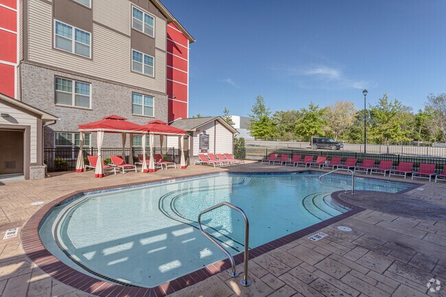 Piscina - Champions Club | Student Housing