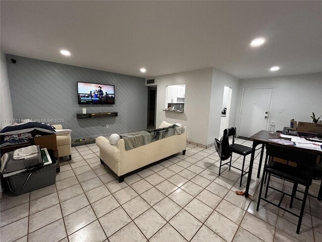 Building Photo - 10393 N Kendall Dr