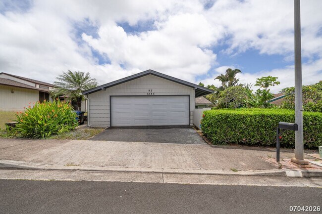 Building Photo - Breezy Makakilo Living | 3 Bed, 2 Bath, 2.5-Car Garage, Private Yard | $3,800