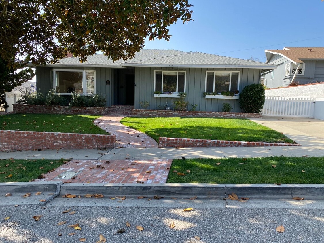 Primary Photo - Beautiful Home in the Ventura Foothills