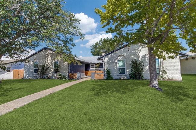 Building Photo - 15825 El Estado Dr