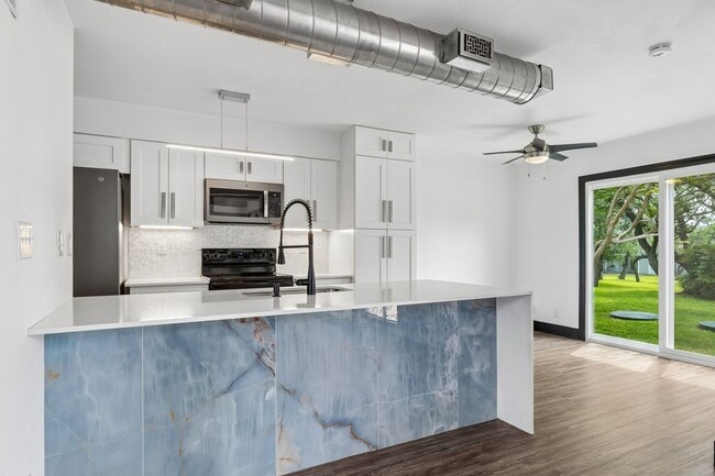 Building Photo - 100 Lido Cir