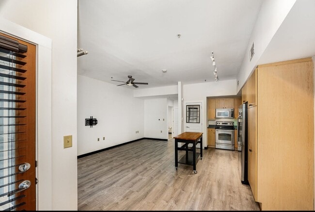 Building Photo - Midtown condo!!