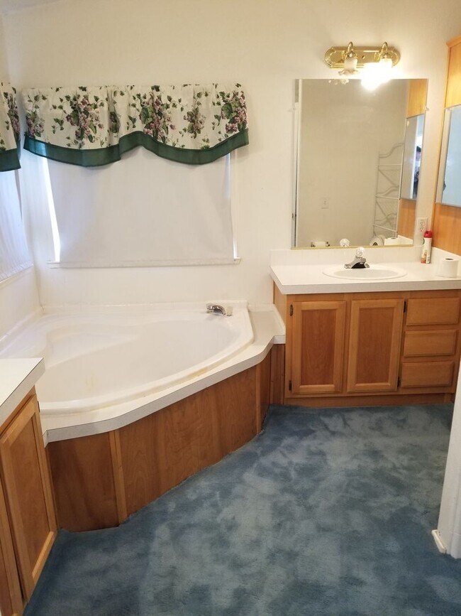 Building Photo - 3 br, 2 bath House - 7585 Persimmon Ave