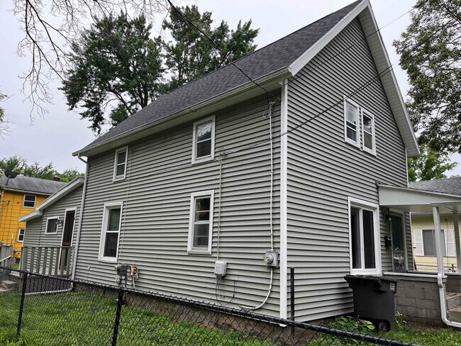 Building Photo - 415 Quarry St