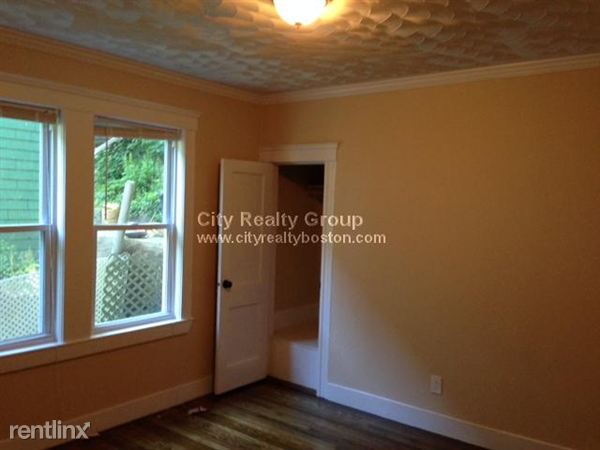 Primary Photo - 35 Rowe St