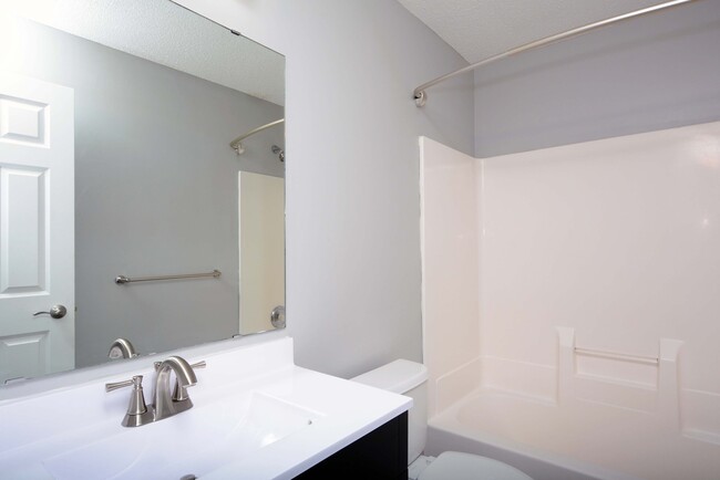 Building Photo - Beautiful 3 Bed/2 Bath Townhome in Apple V...