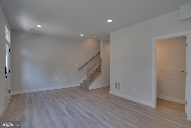 Foto del edificio - 5102 Oakmoore Dr