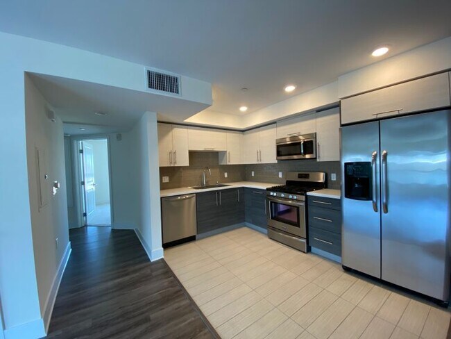 Building Photo - 5026 Rosewood Ave