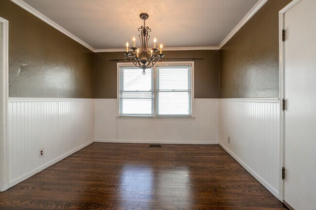 Building Photo - 3 Bedroom 1 Bath in Tulsa
