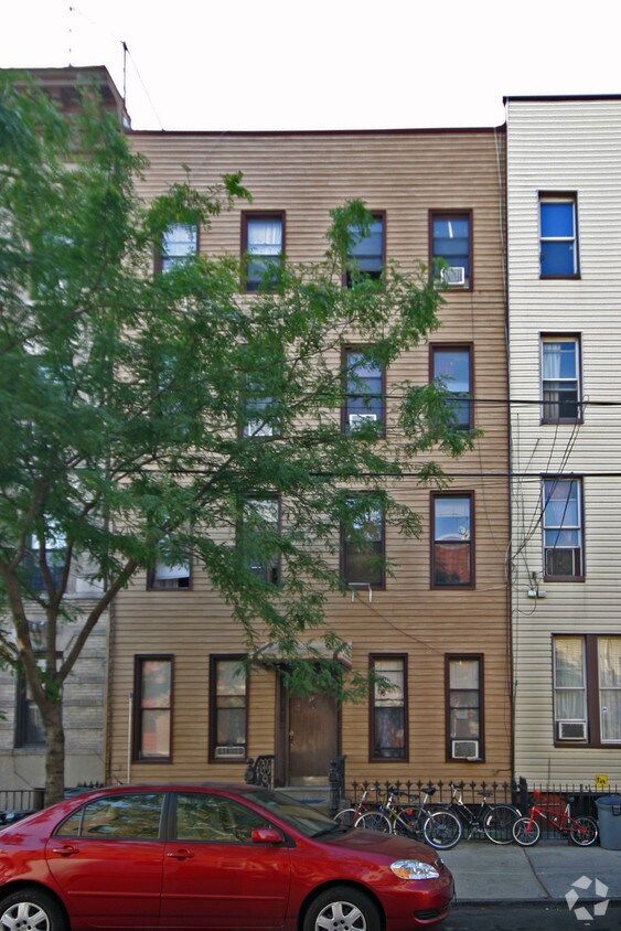 Primary Photo - 158 Dupont St