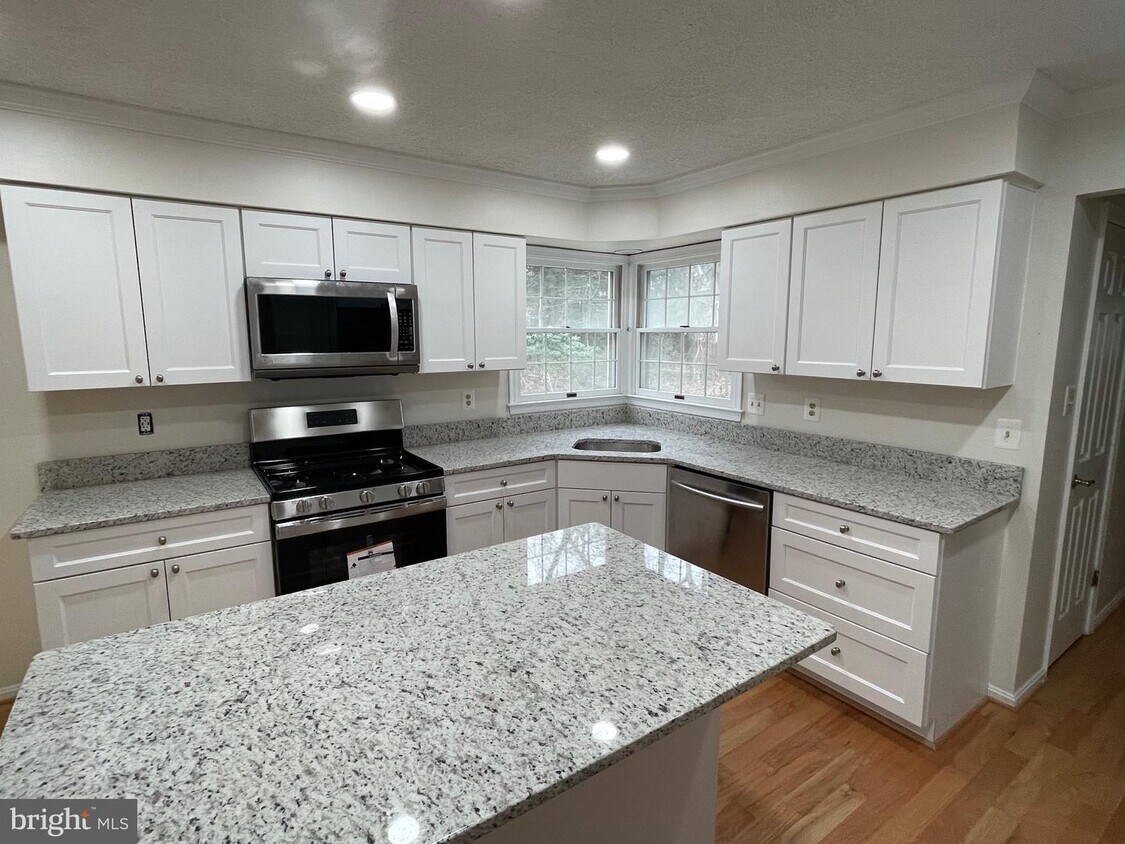 Foto principal - 967 Rustling Oaks Dr